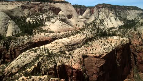 Las-Imágenes-De-Drones-Brindan-Una-Vista-Intensa-Y-Cercana-De-La-Pared-De-Roca-En-El-Parque-Nacional-Zion.