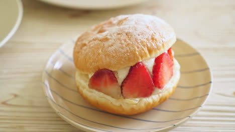 Moritozzo-Erdbeer-Frischkäse-Oder-Donut-Burger-Erdbeere-Mit-Frischem-Frischkäse