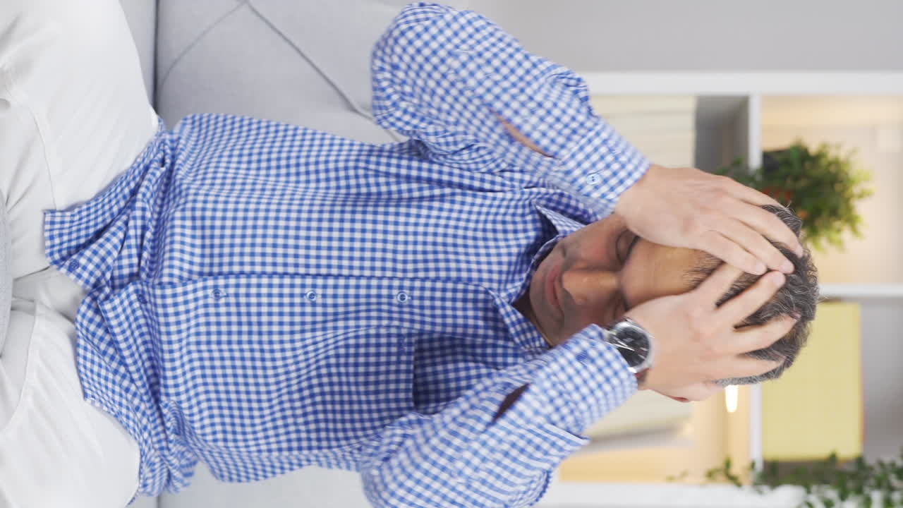 스트레스를 받은 남자의 수직 비디오.