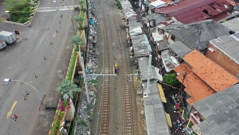 las vías del tren a través de los barrios marginales urbanos