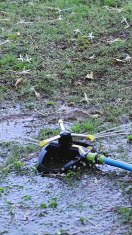 agua que fluye de una manguera a un agujero de tierra