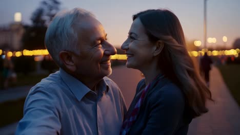 una pareja feliz al anochecer.