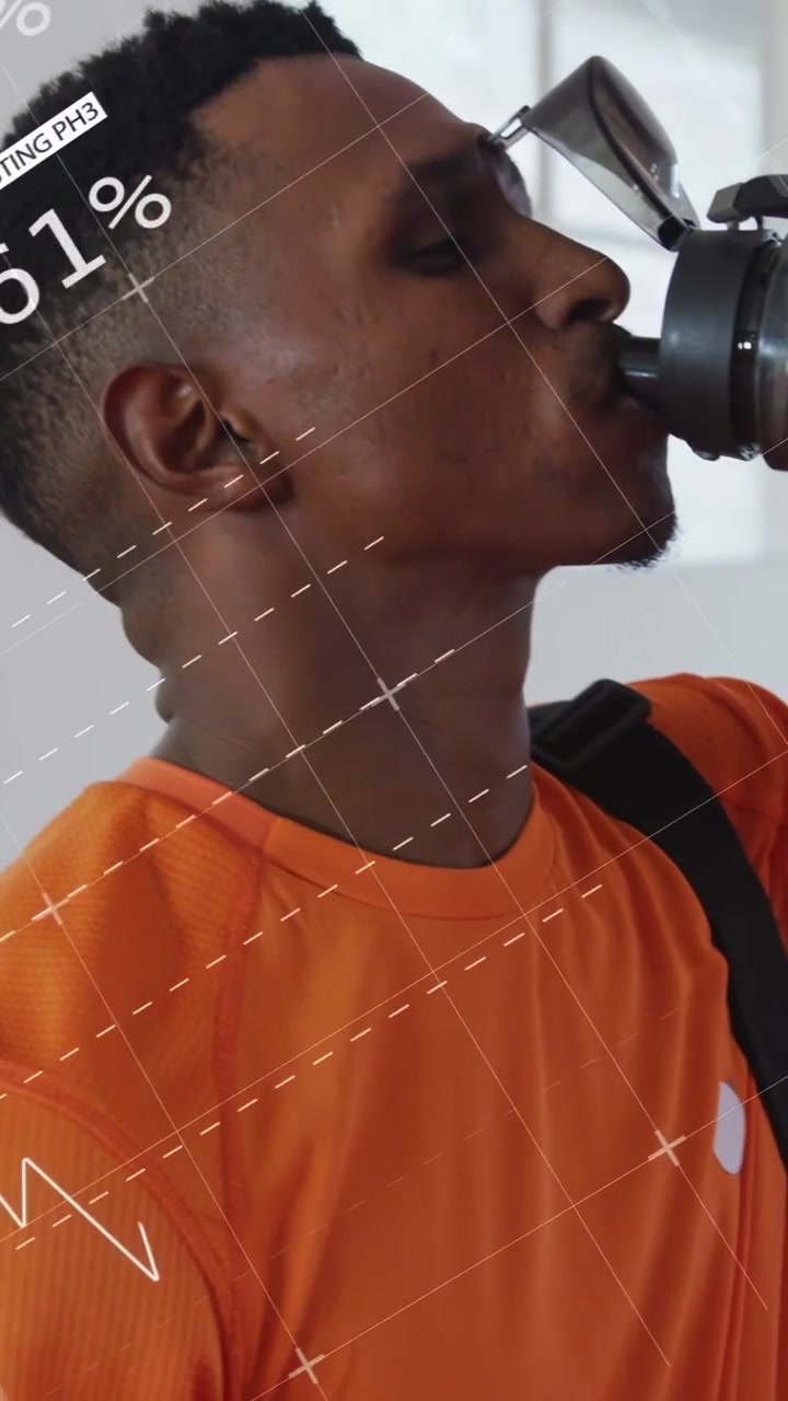 Video verticale: Uomo che beve da uno shaker dopo la palestra, con grafici di fitness e mappe che scorrono sul viso.