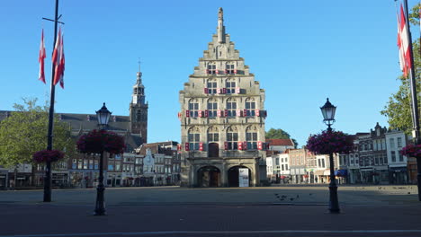 Punto-De-Referencia-De-La-Ciudad-Con-El-Ayuntamiento-Y-La-Iglesia-De-Sint-Jan-En-El-Casco-Antiguo-De-Gouda-En-El-Sur-De-Holanda,-Países-Bajos