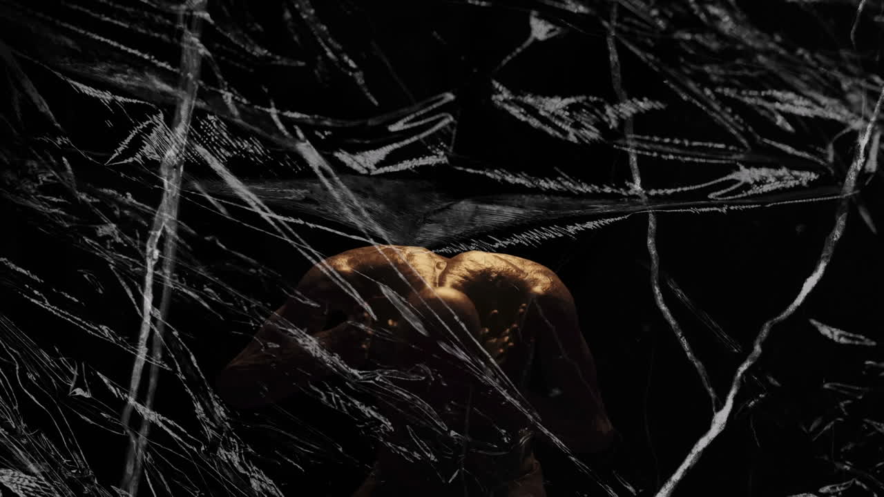 animación de glitch, zombi con humo en fondo negro