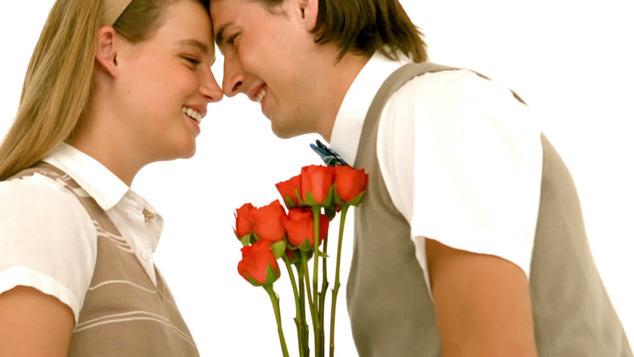 슬로모션으로 행복한 괴짜 스터들이 서로를 쳐다보고 있습니다.