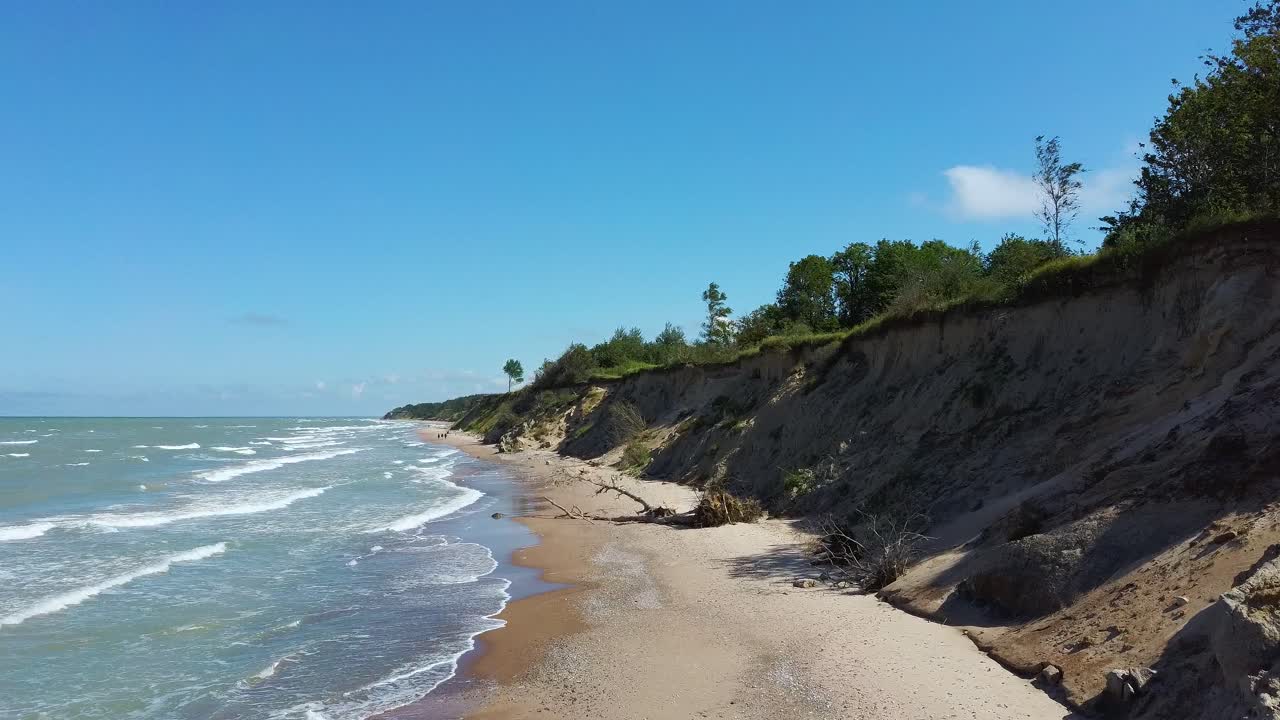 volando sobre la costa del mar báltico ulmale seashore bluffs cerca de pavilosta, letonia y deslizamientos de tierra con una cueva ondulada cubierta de acantilados y guijarros
