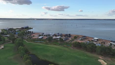 über-Dem-Black-Bull-Golfplatz-Und-Neu-Gebauten-Häusern-Mit-Dem-Sebel-Hotel-Und-Dem-Lake-Mulwala-Dahinter