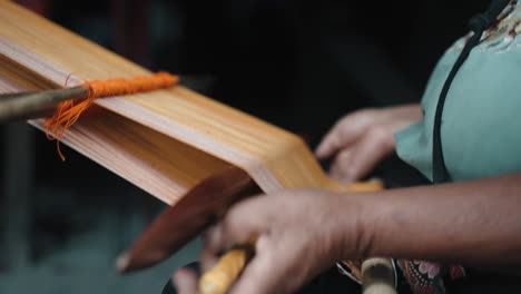 vista recortada de una mujer maya tejiendo textil en zinacantan, chiapas, méxico