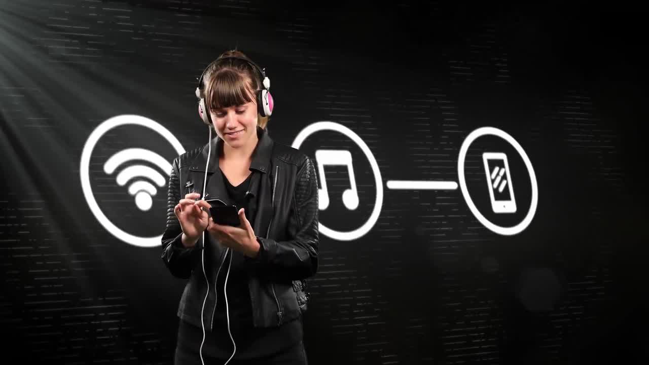 Rete di icone di connessione su donna che indossa le cuffie e usa lo smartphone