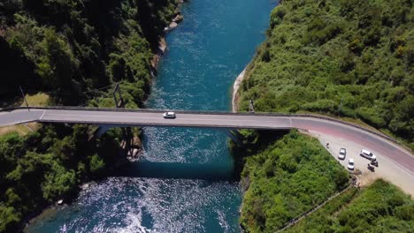 Auto-cruza-el-puente-Malihue-en-Rio-San-Pedro,-Chile,-vista-aérea-desde-un-dron