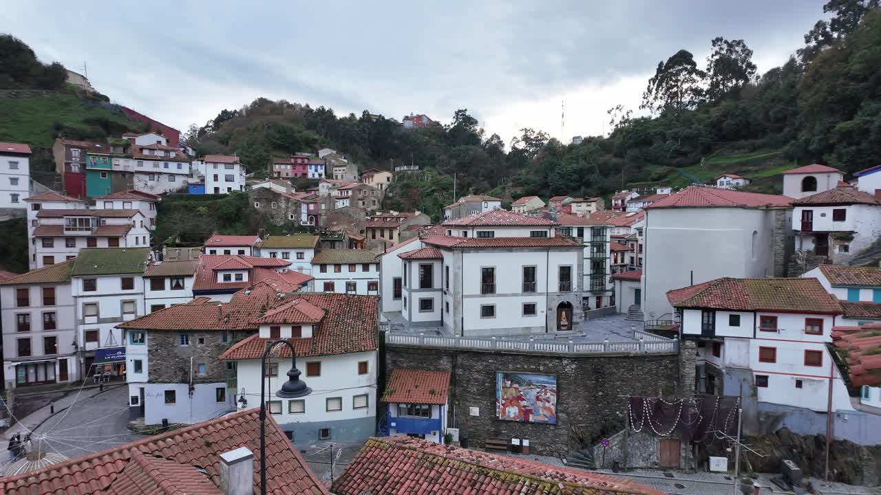 Ampia foto panoramica di Cudillero che mostra le case sulla collina e la costa in una giornata invernale nuvolosa