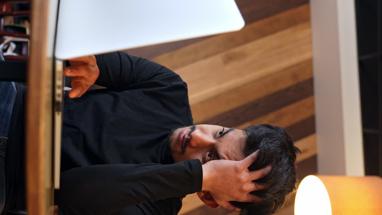 사업에 대해 걱정하는 노트북을 들고 카페에 앉아 있는 젊은 기업가