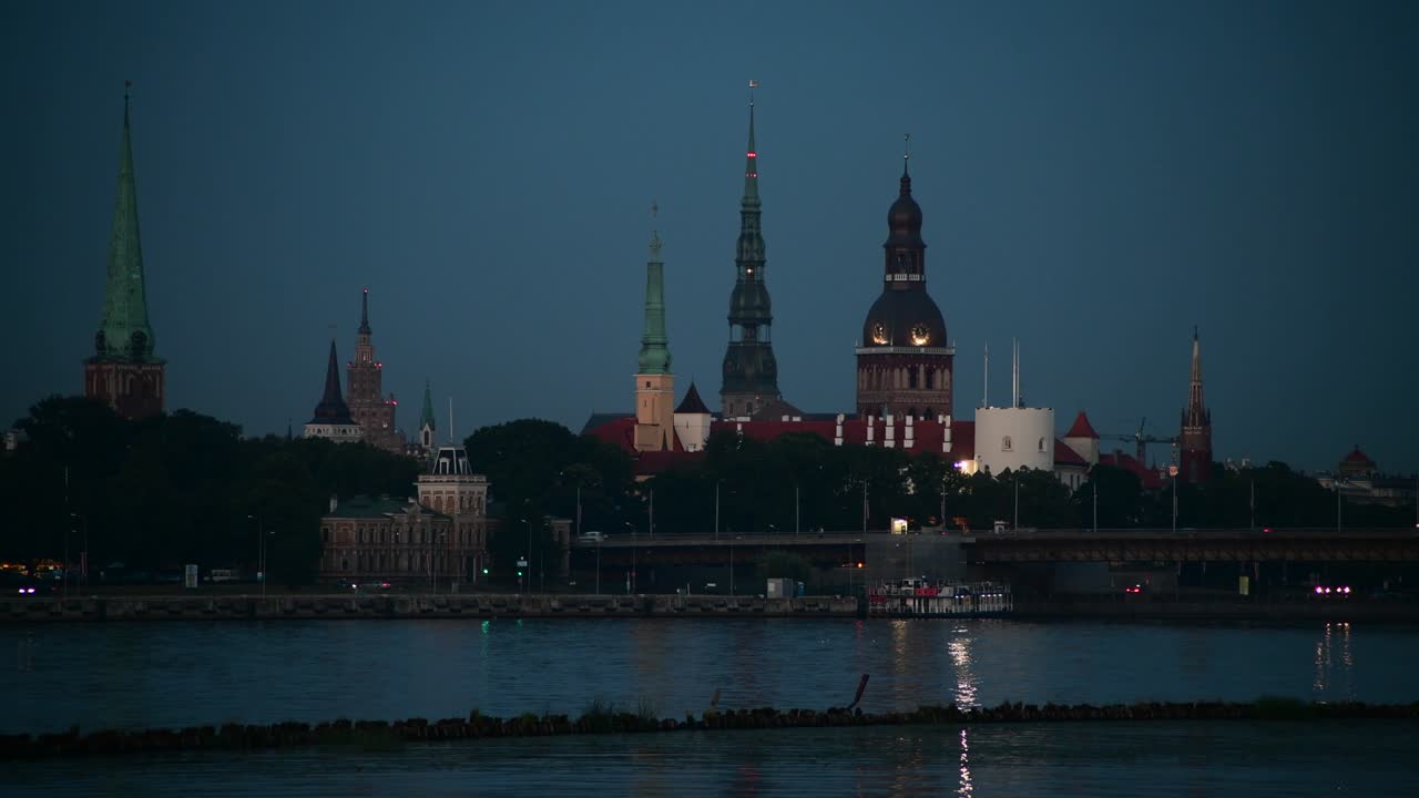 noche en el centro histórico de la vieja riga, ec, letonia
