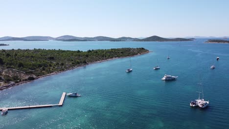 Islas-Kornati-En-Betina,-Dalmacia,-Croacia---Vista-Aérea-De-Drones-De-Veleros-Y-Yates-En-El-Puerto