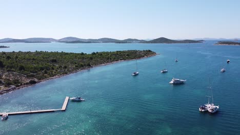 islas kornati en betina, dalmacia, croacia - vista aérea de drones de veleros y yates en el puerto