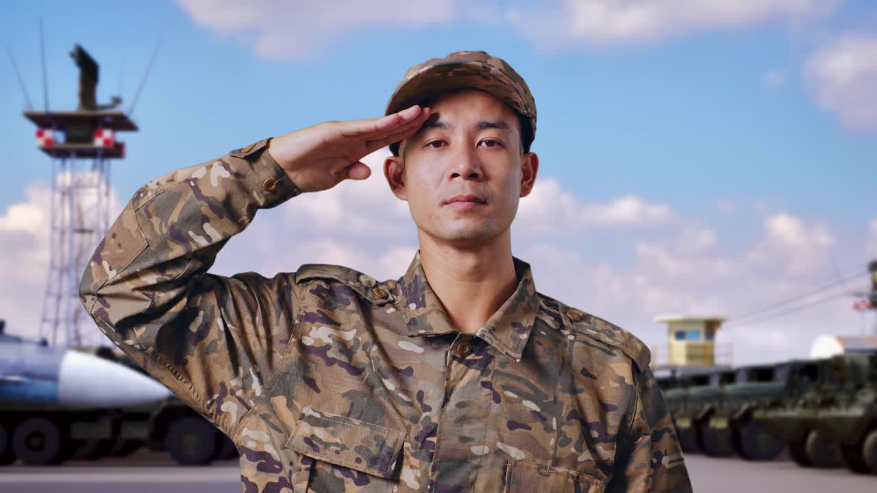 군사 캠프 에 서 있는 동안 인사 하는 아시아인 군인 의 근접 사진