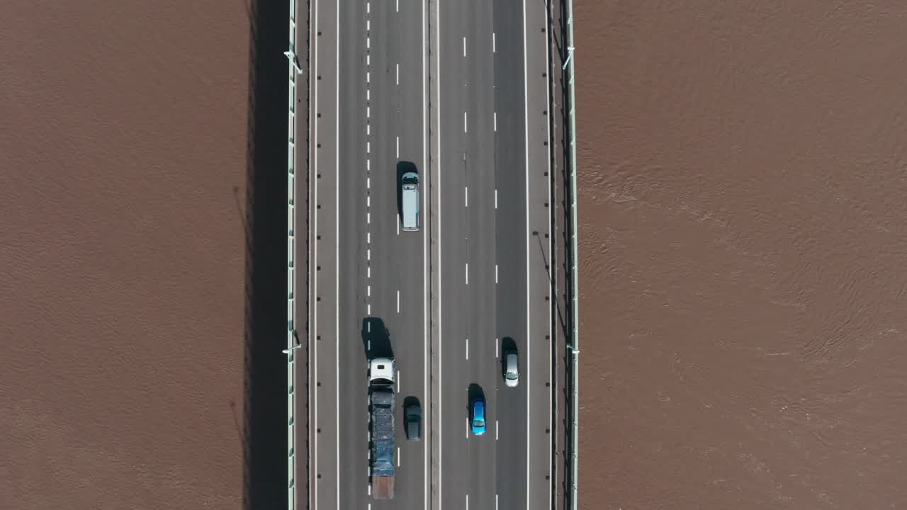 Záběr dronem shora na rušný dálniční most.