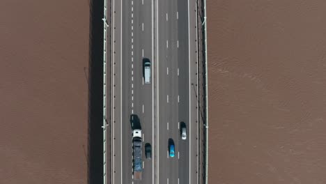 Toma-De-Arriba-Hacia-Abajo-Con-Drones-Del-Concurrido-Puente-De-La-Autopista