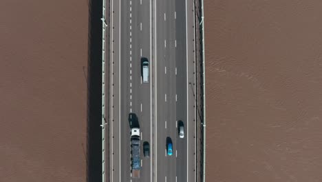 tomada de un avión no tripulado de arriba hacia abajo de una autopista ocupada, un puente de autopista