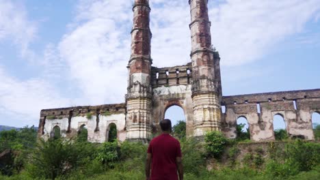 hombre en heritage iteri masjid de champaner también conocido como amir manzil