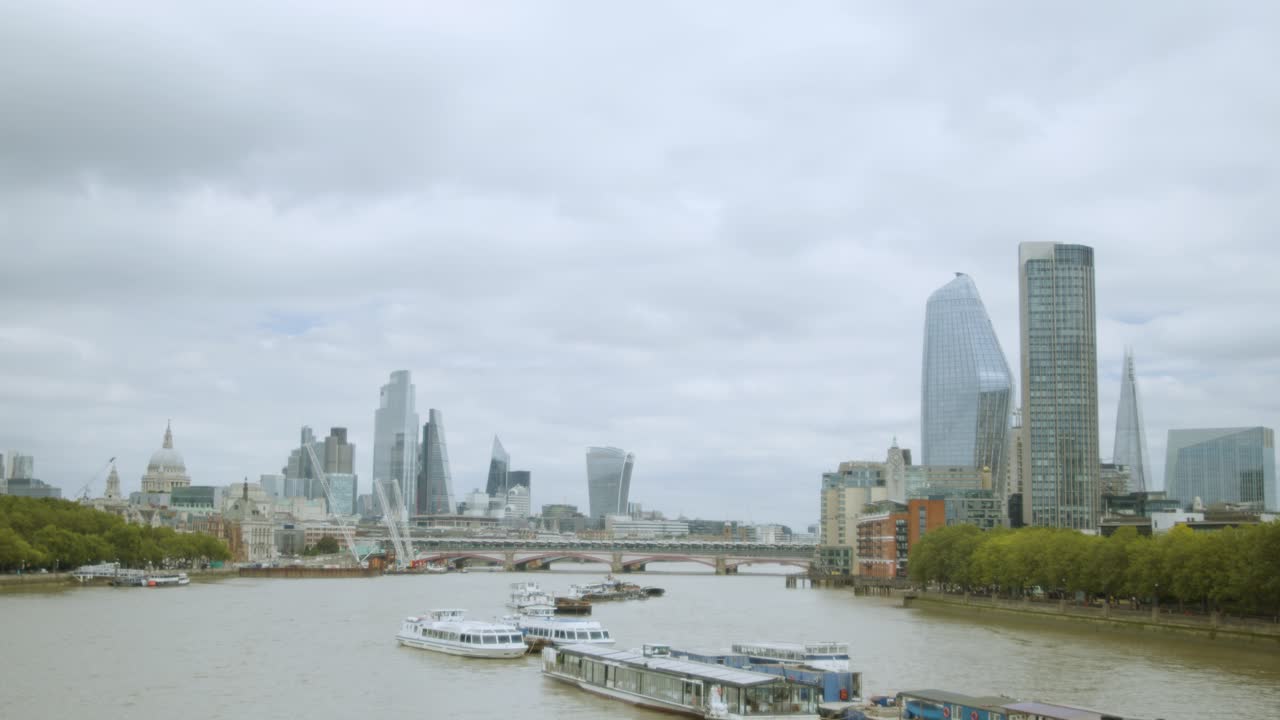 Bridges, skyscrapers and other landmarks on the Thames in central London