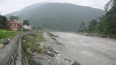 Himalaya-Gebirgsfluss-Ganges,-Der-Durch-Himalaya-Dörfer-Fließt---Städte-In-Uttarakhand,-Indien