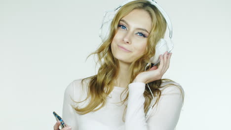 mujer atractiva escuchando música romántica en un video de auriculares en un video hd de fondo blanco