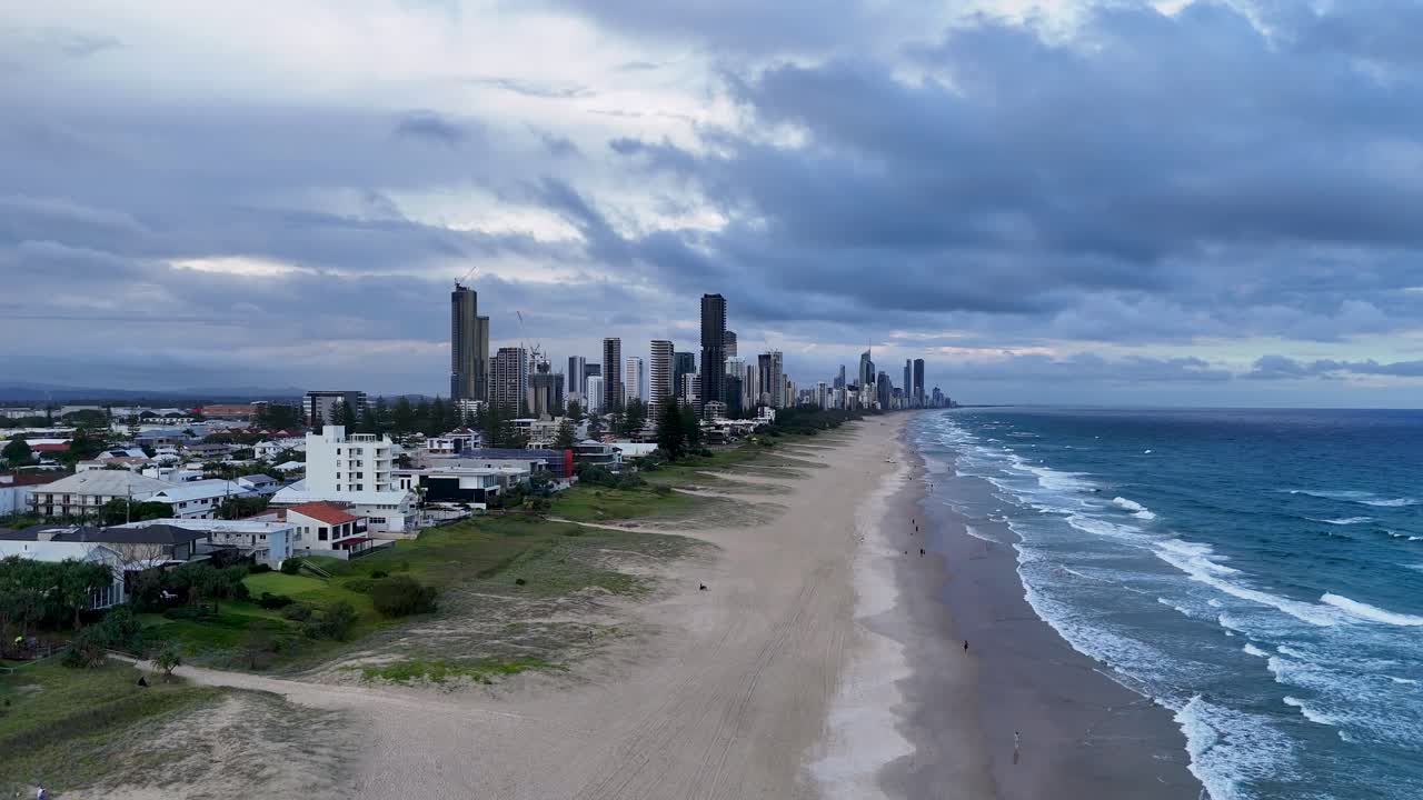 ゴールドコーストのビーチとスカイラインの空中景色