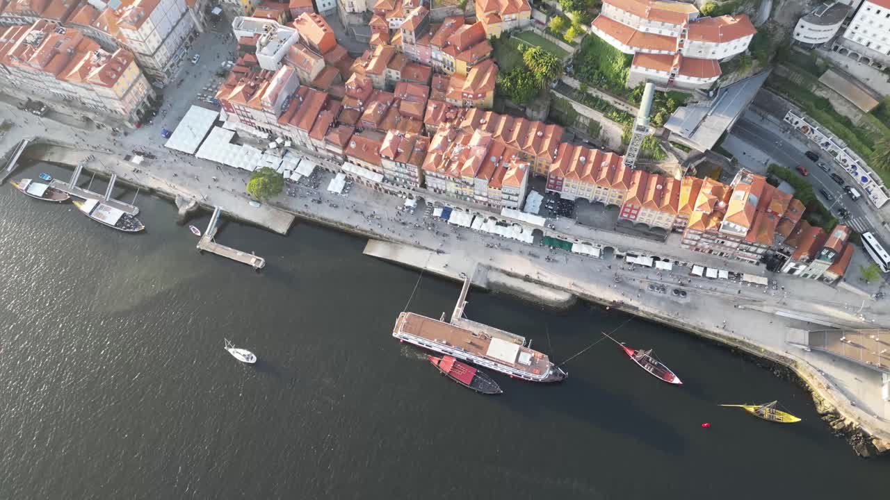 Ripresa con drone dall'alto sul fiume a Porto, Portogallo