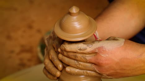 El-Alfarero-En-El-Trabajo-Hace-Platos-De-Cerámica.-India,-Rajastán.