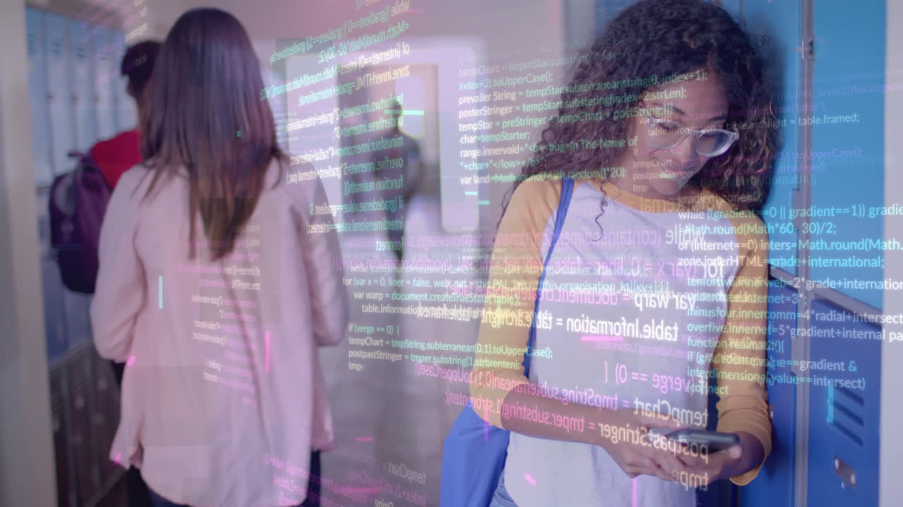 animación de procesamiento de datos digitales sobre una estudiante biracial que utiliza un teléfono inteligente en la escuela