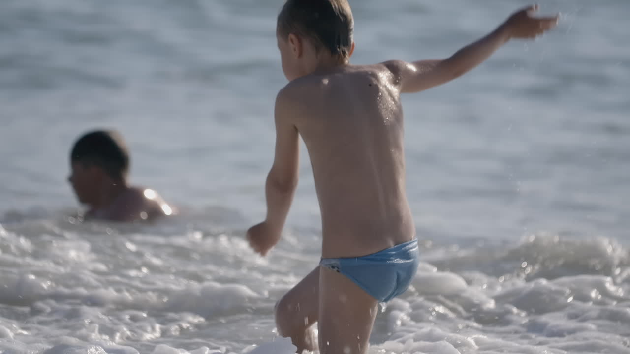 바다의 파도에서 놀고 있는 아이들