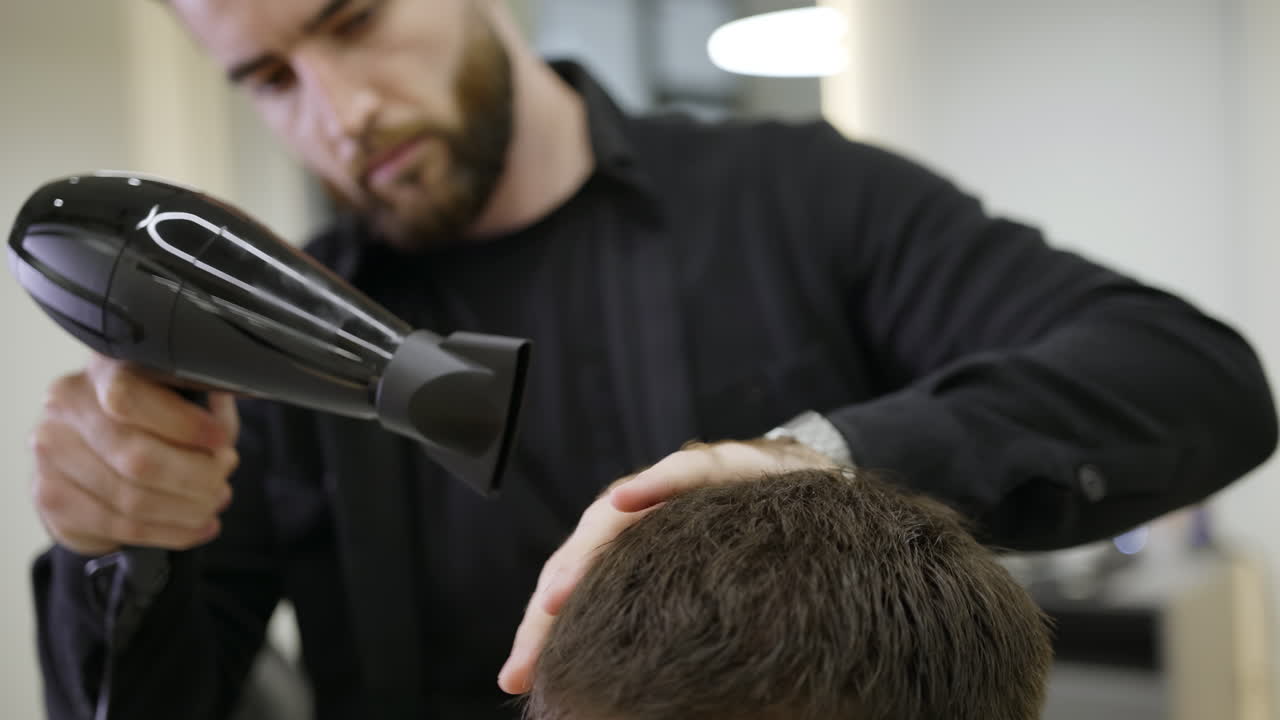 un hombre se seca el cabello en la barbería.
