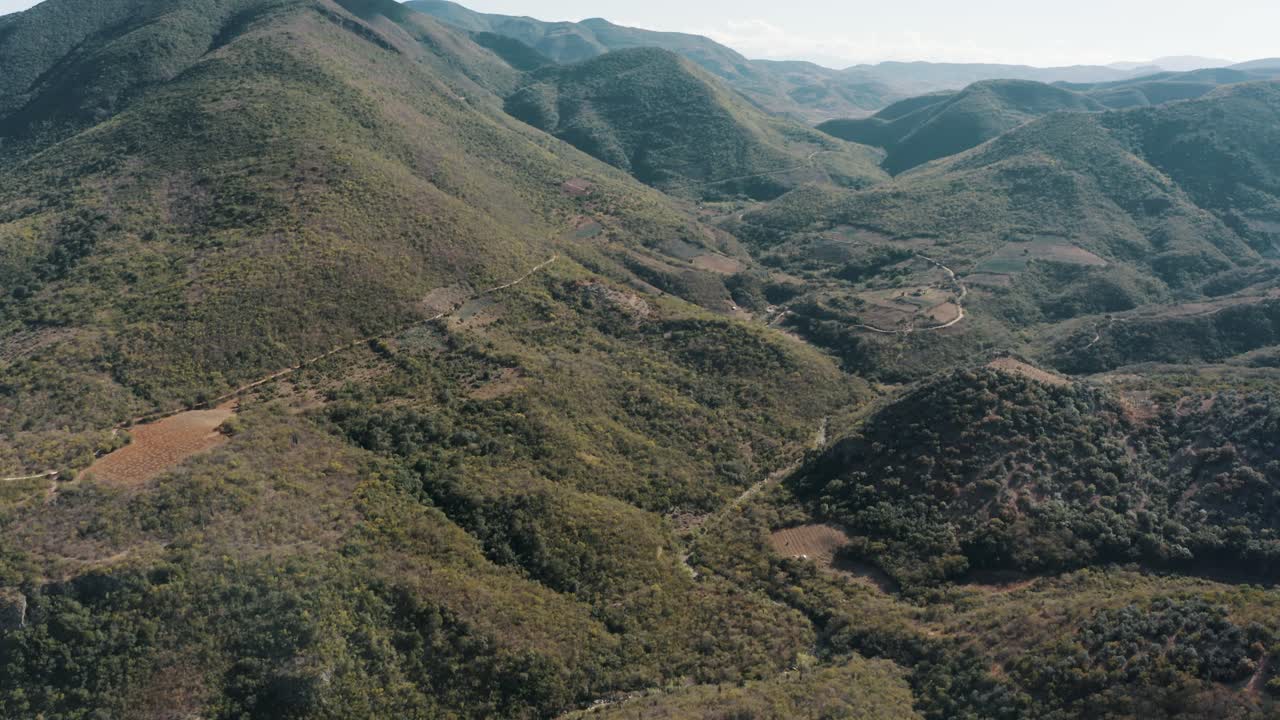 vista por drones del paisaje verde de oaxaca méxico