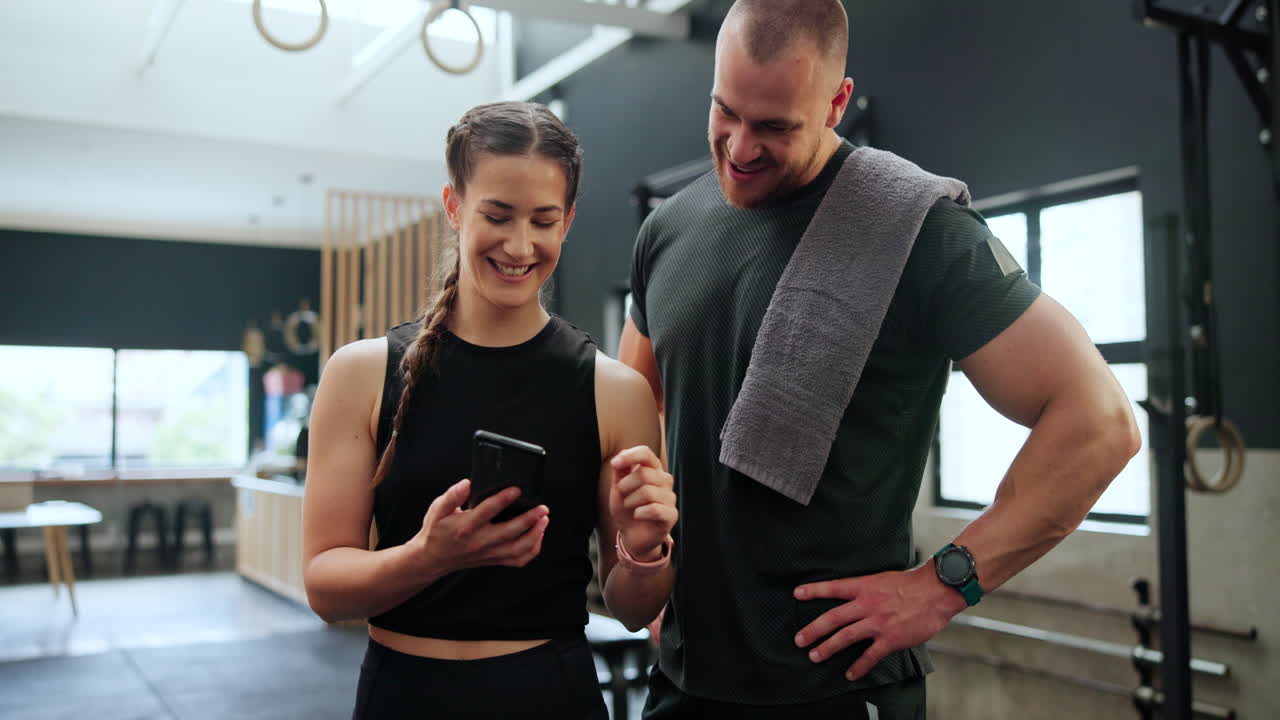 consulta de aplicaciones de fitness en el gimnasio