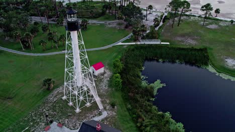 Vuelo-Aéreo-Mostrando-El-Faro-De-Cabo-San-Blas,-Casas-De-Guardianes-Conservadas-En-La-Localidad-De-Port-St