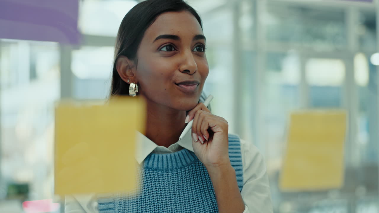escritura, vidrio y mujer de negocios tormenta de ideas