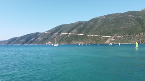 Los-Surfistas-De-Viento-Navegan-En-Vasiliki,-Isla-De-Lefkada,-Grecia---Avance-Aéreo