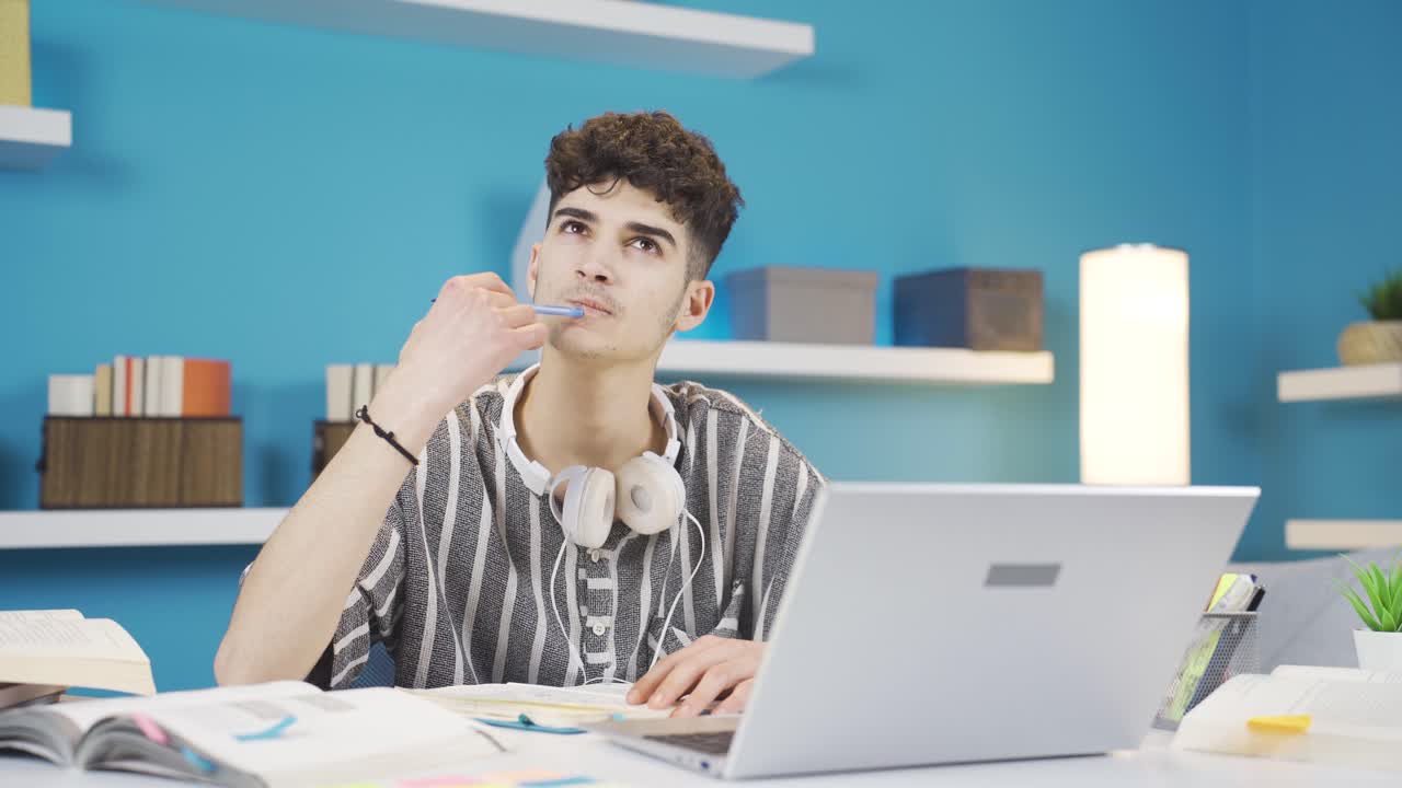 el estudiante que resuelve el problema pensando.