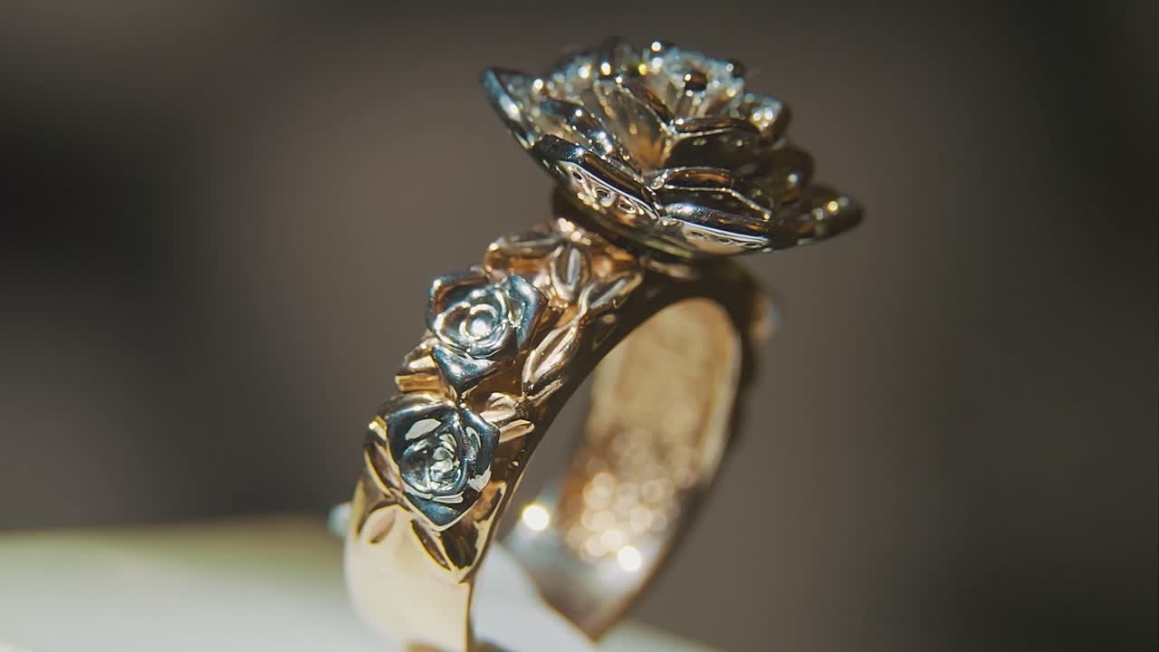 anillo de flor de rosa y diamante