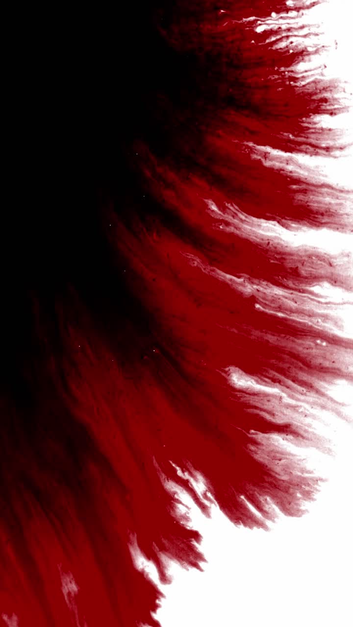 Animación vertical de sangre roja o tinta extendiéndose sobre fondo blanco para un efecto de transición de terror o thriller