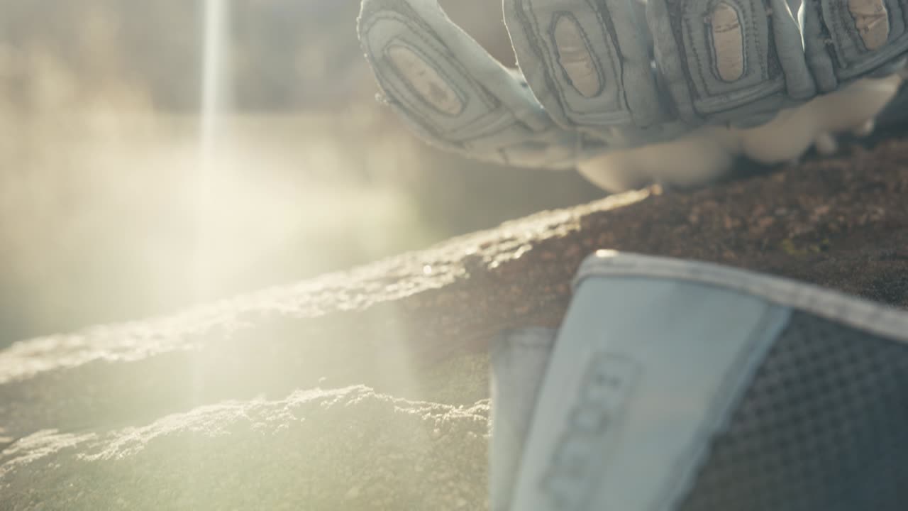 우주비행사의 장갑이 바위 위에 앉아 있는 사막