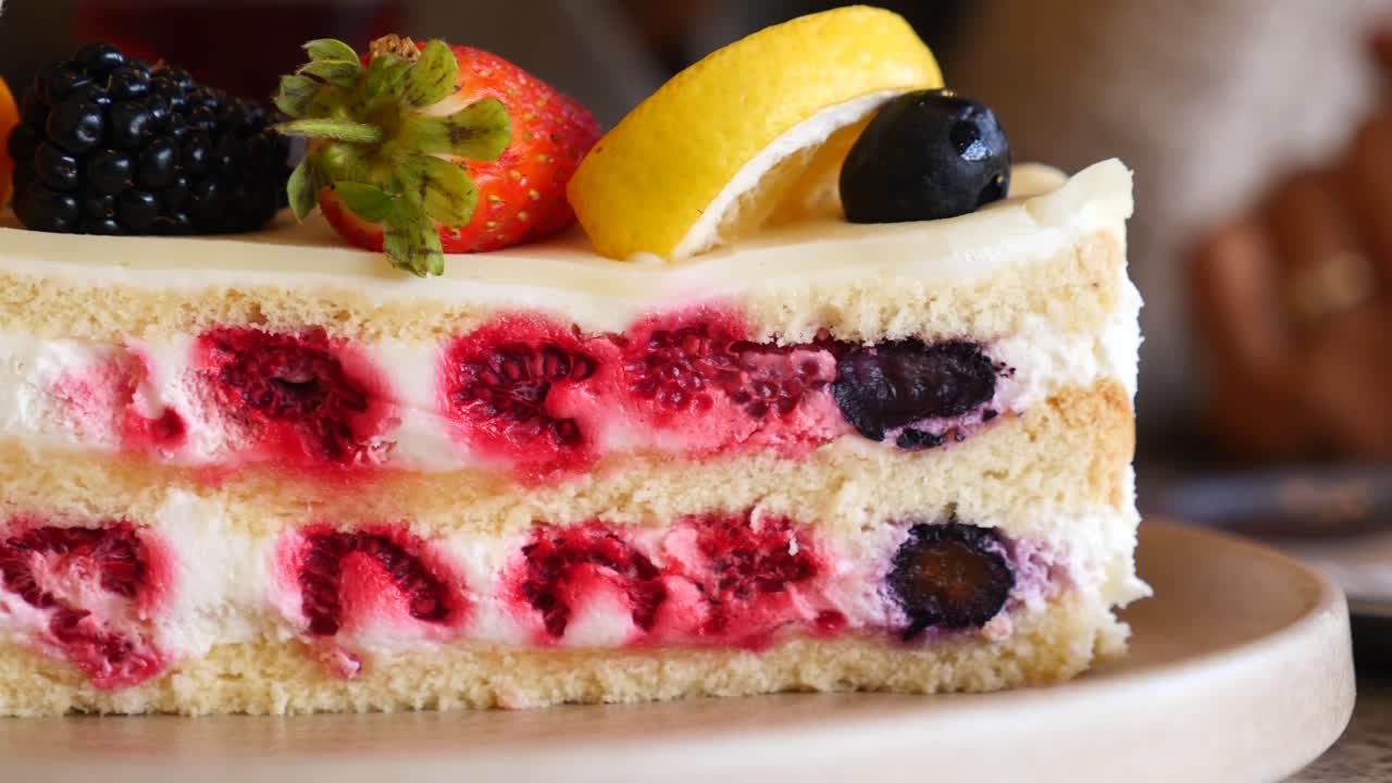 Close-up de um delicioso bolo de frutas