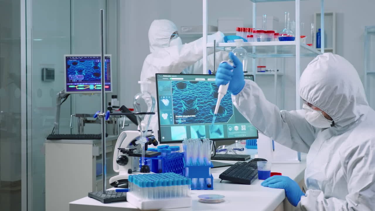 マイクロピペットで薬物の発見を検査するカバーオールを着た科学者