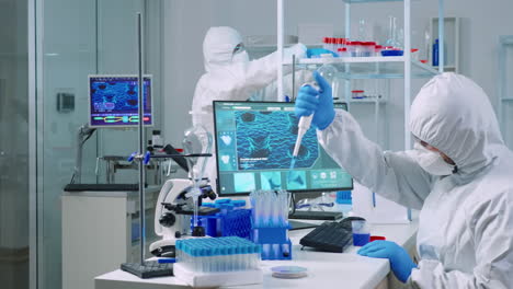 científico con abrigos examinando el descubrimiento de fármacos con micropipeta