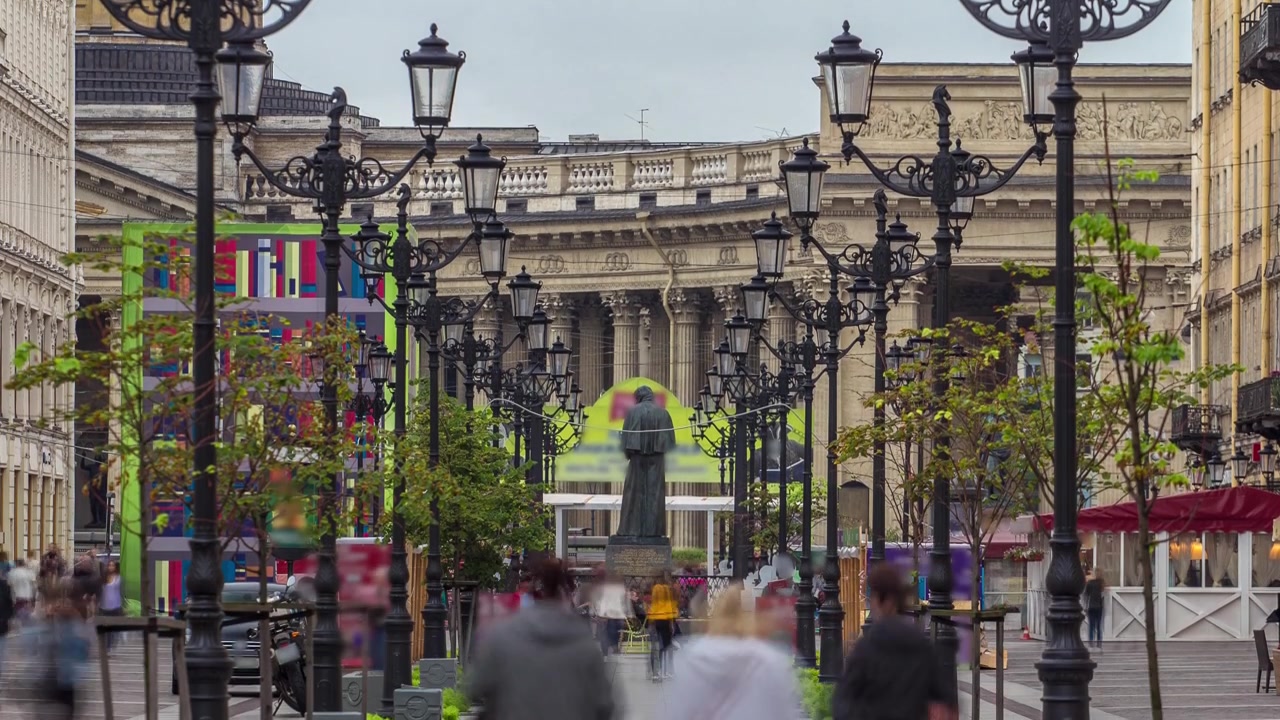 Timelapse di Via Malaya Konyushennaya, una strada nel distretto centrale di San Pietroburgo. Si estende dal vicolo svedese a Nevsky Prospekt.