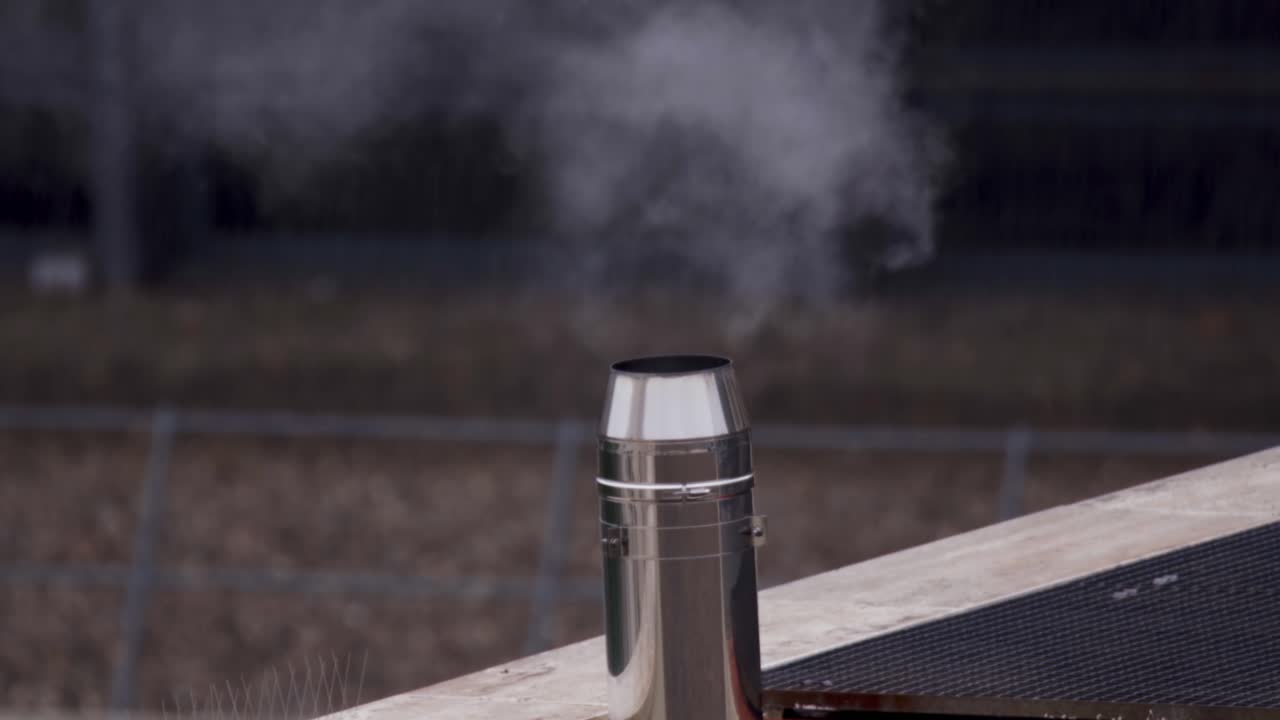 혹독한 겨울에 옅은 흰 연기를 내뿜는 샤미네