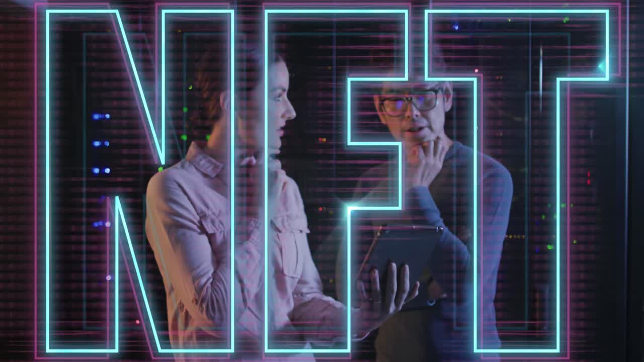 animación del texto de nft sobre una pareja diversa usando una tableta en la sala del servidor