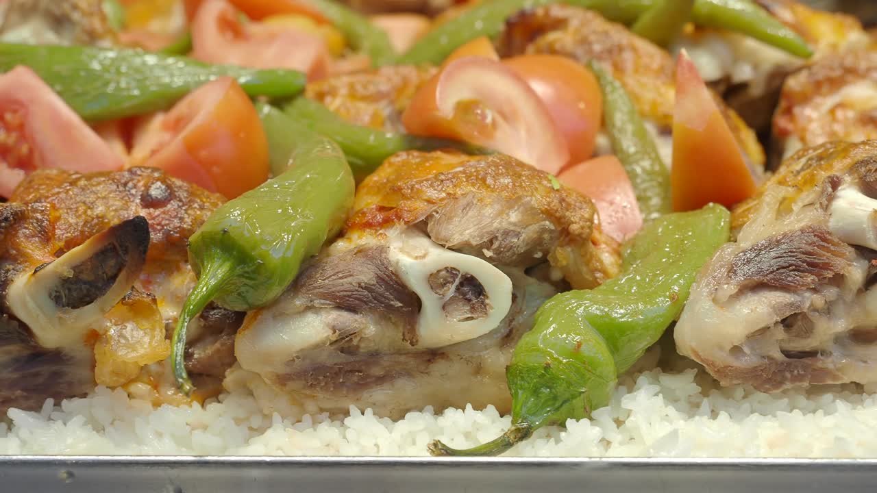 Close-up Daging Panggang dengan Nasi, Paprika, dan Tomat
